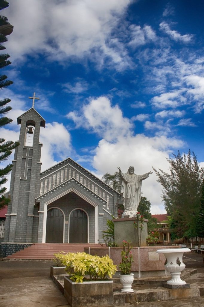Christian church architecture across the United States: How the rhetoric of the building and its appointments speak to the doctrine and practices of a church ProQuest